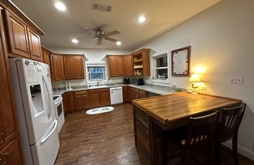 Old Town Cottage | Beach, restaurants, shopping, blocks away