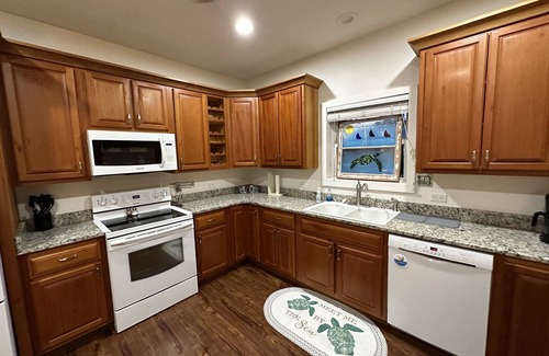 Old Town Cottage | Beach, restaurants, shopping, blocks away