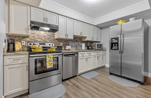 Pineapple Grove Arts District Condo | 🌟Beach Retreat in Downtown Delray🌟King Bed 🌟Fast Wi-Fi🌟 Free Parking🌟