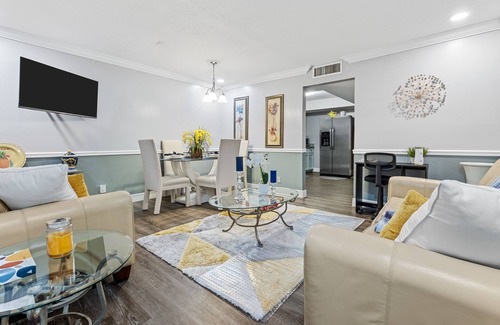 Pineapple Grove Arts District Condo | 🌟Beach Retreat in Downtown Delray🌟King Bed 🌟Fast Wi-Fi🌟 Free Parking🌟