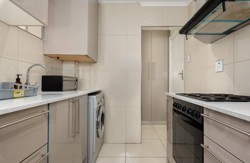 Mouille Point Apartment | Beach Road Apartment with Inverter Mouille Point