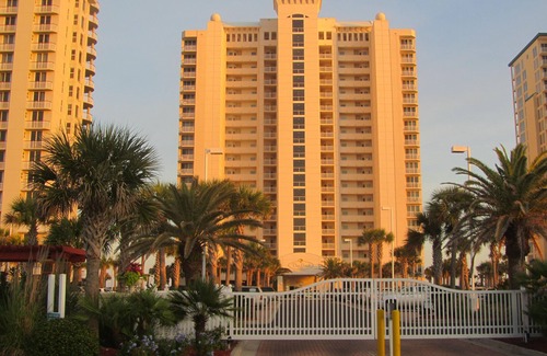 Navarre Beach Condo | Beach setup included March thru Oct. EV charger on site