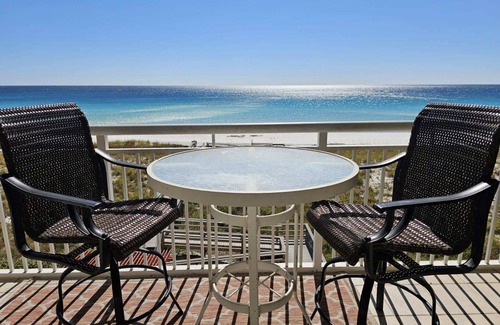 Navarre Beach Condo | Beach setup included March thru Oct. EV charger on site