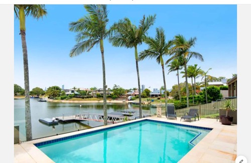Broadbeach Waters Ski Chalet | Beach shack walk to everything