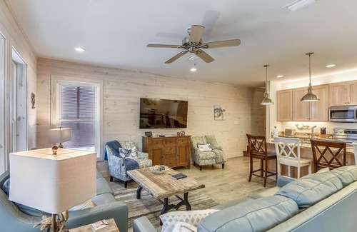 Orange Beach House | Beach Side, Pool | BIG Dogs | Free Parking | Beach Getaways