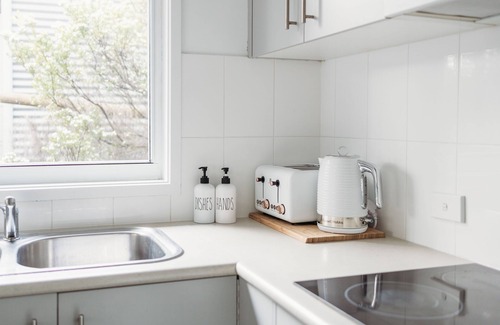 Sandy Point House | Beach Side Retreat; WiFi, Linen, Pet Friendly and minutes' walk to the beach