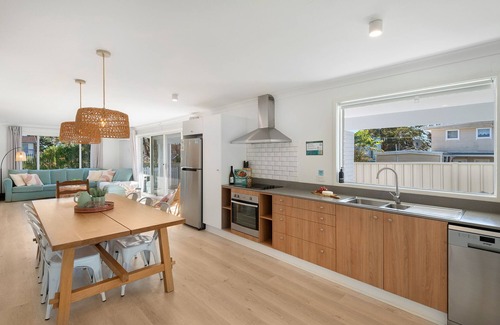 Vincentia House | Beach St Retreat: Stunning modern family. beach house