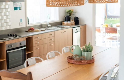 Vincentia House | Beach St Retreat: Stunning modern family. beach house