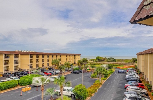 Folly Field Condo | Beach & Tennis Resort Getaway with Pools, Gym & On-Site Dining