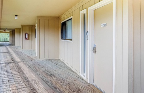 Folly Field Condo | Beach & Tennis Resort Getaway with Pools, Gym & On-Site Dining