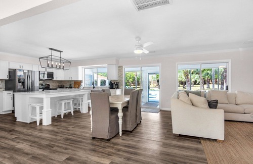Gulf Pines House | Beach Therapy: Game On! Cornhole, Table Tennis & Poolside Bar with Private Beach!