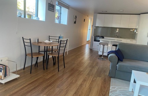 Stanwell Park Apartment | Beach to Bush, is a private one bedroom apartment with off street parking .
