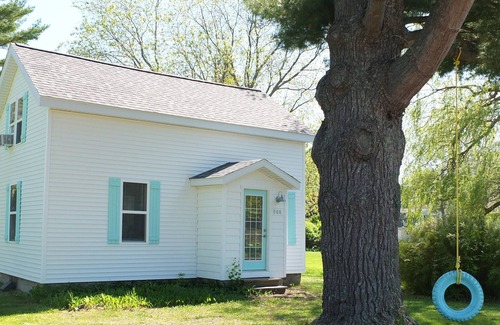 Frankfort Cottage | Beach Town Escape - COMPLETELY RENOVATED AND GORGEOUS! WALK TO LAKE AND BEACH!