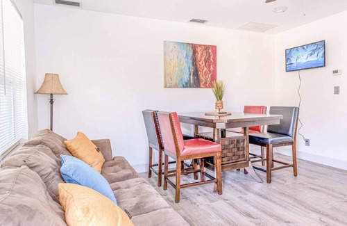 St. Pete Beach Apartment | Beach Unit Quiet & Cozy* 4 min to Beach access*Monthly Stay Unit 4