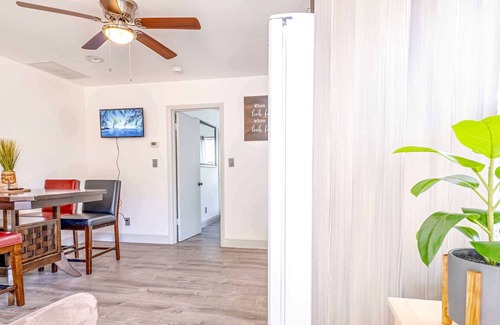 St. Pete Beach Apartment | Beach Unit Quiet & Cozy* 4 min to Beach access*Monthly Stay Unit 4