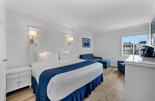 Redevelopment Area Resort | Beach Vacay Waterfront! Gorgeous Unit with Bay View! Pool, Hot tub and Parking!