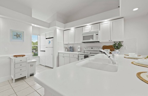 Naples Condo | Beach Vibe Condo Resort/Pool+Golf, Near Beaches!