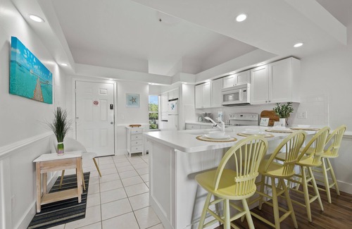 Naples Condo | Beach Vibe Condo Resort/Pool+Golf, Near Beaches!