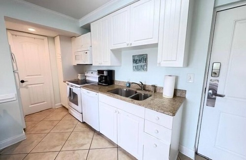 North Litchfield Beach Condo | Beach Vibes 1BR Condo in Litchfield - Pet Friendly