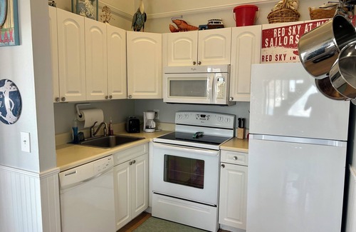 Holiday Beach Condo | BEACH VIEW ; 2 Minute walk to Crystal Clear Waters, 2bedroom Top Floor Condo