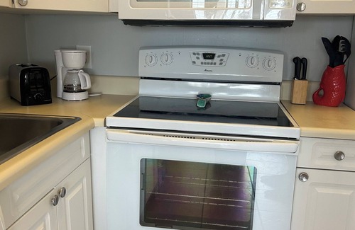 Holiday Beach Condo | BEACH VIEW ; 2 Minute walk to Crystal Clear Waters, 2bedroom Top Floor Condo