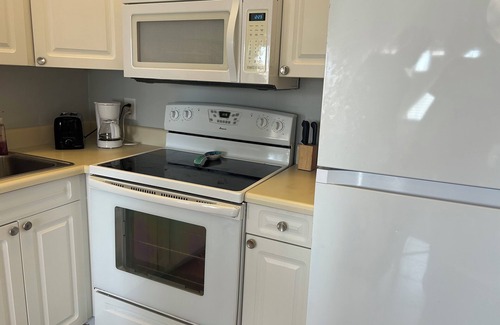 Holiday Beach Condo | BEACH VIEW ; 2 Minute walk to Crystal Clear Waters, 2bedroom Top Floor Condo
