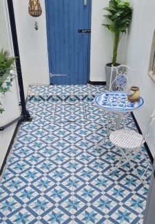 Folkestone House | Beach View, 4 bedroom house opposite the sea! Sleeps 10