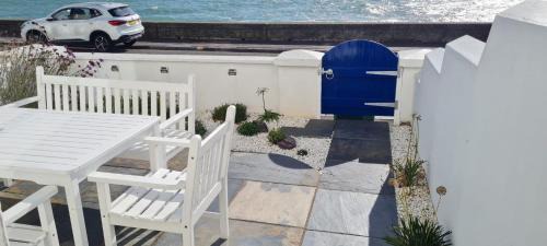 Folkestone House | Beach View, 4 bedroom house opposite the sea! Sleeps 10