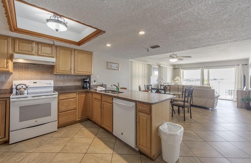 Madeira Beach Condo | Beach View - Balcony - 3b 2b - Beach Place #305