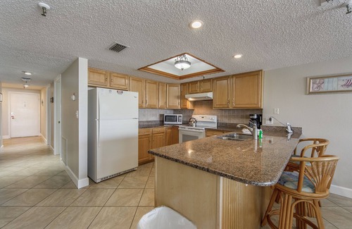 Madeira Beach Condo | Beach View - Balcony - 3b 2b - Beach Place #305