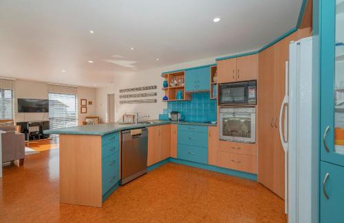 Pauanui House | Beach View Bliss - Pauanui Holiday Home