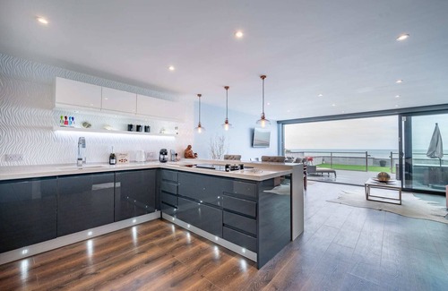 Pevensey Villa | Beach View Breeze Family Holiday Home on the Shore