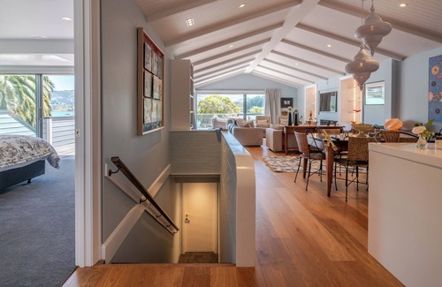 Akaroa Cottage | Beach View Retreat - Akaroa Holiday Apartment