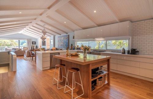 Akaroa Cottage | Beach View Retreat - Akaroa Holiday Apartment
