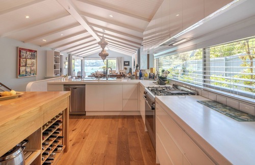Akaroa Cottage | Beach View Retreat - Akaroa Holiday Apartment