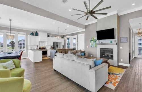 Port Bolivar House | Beach View | Sleeps 14 | Fenced Yard