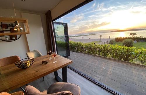 Hulshorst Villa | BEACH VILLA in erster Reihe - direkter Strandzugang - eingezäunter Garten - Dachterrasse - 2 Gartenterrassen - Terrassendach - Grill mit Plancha - XXL Meerblick - Bar - SONOS Soundanlage - Pool Whirlpool - kinderfreundlich - Hunde willkommen