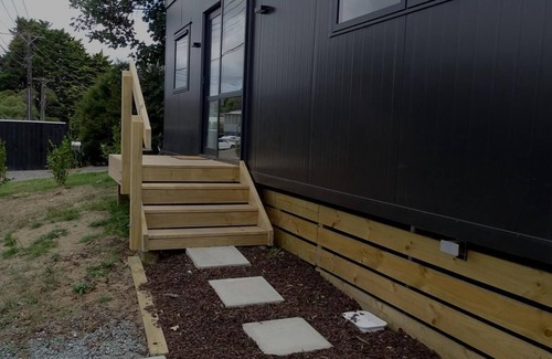 Raumati South House | Beach Village retreat 5Min Walk to Beach & 2-Min to Village w/Cafes & Live Music