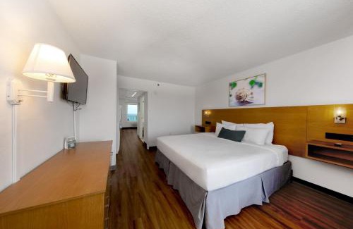 Panama City Beach Hotel | Beachcomber Beachfront Hotel, a By The Sea Resort