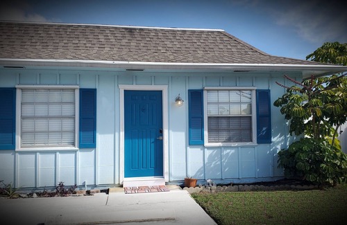 Hobe Sound Villa | Beachcomber Villa - Your Relaxing Beach Town Getaway - Newly Remodeled, King Bed