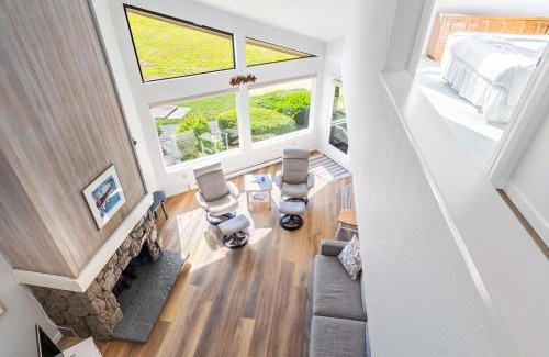 Freeland House | Beachcombers Bliss by AvantStay Steps to the Beach Ocean Views