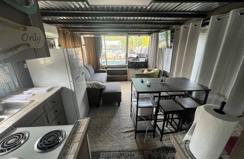 Salem Boat Rental | Beached Houseboat-Free Park Pass