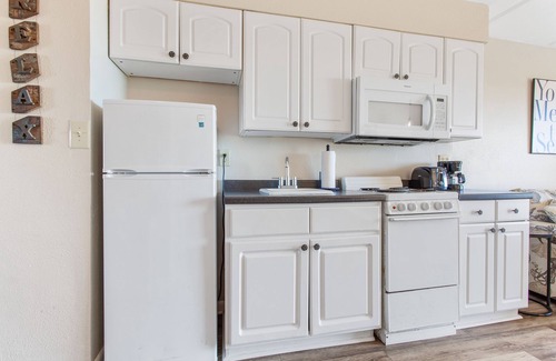 Crescent Beach Condo | Beacher's Oceanfront Balcony Suite with onsite Front Desk and Staff