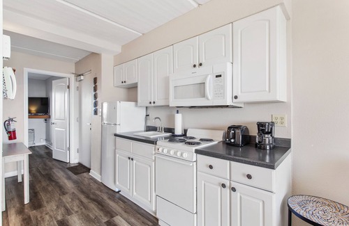 Crescent Beach Condo | Beacher's Oceanfront Balcony Suite with onsite Front Desk and Staff