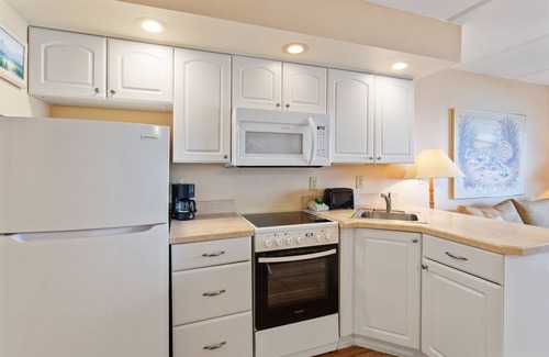 Crescent Beach Condo | Beacher's Oceanfront Balcony Suite with Onsite Front desk and staff