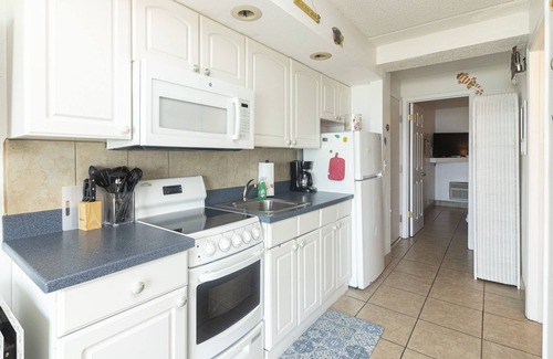 Crescent Beach Condo | Beachers' Lodge #402 top-floor 1 bedroom condo with stunning oceanfront view