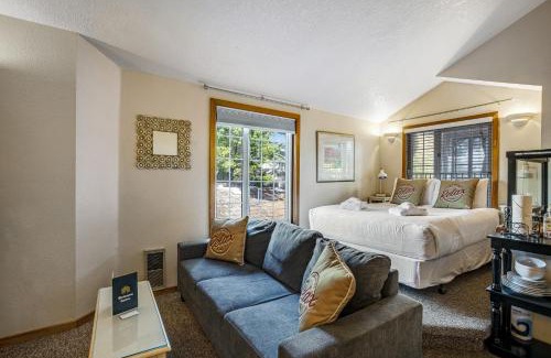 Downtown Cannon Beach Hotel | Beaches Inn | Herons Nest Loft