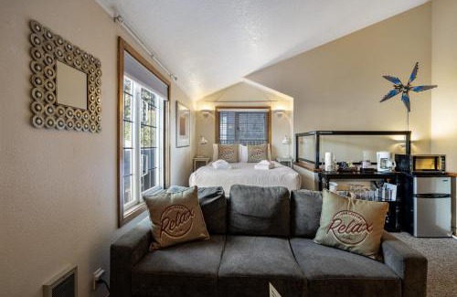 Downtown Cannon Beach Hotel | Beaches Inn | Herons Nest Loft