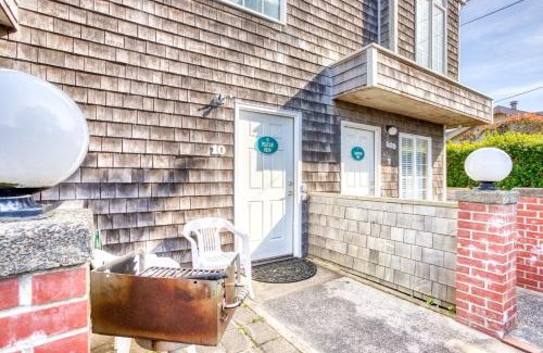 Downtown Cannon Beach Apartment | Beaches Inn | Pelicans View Cottage