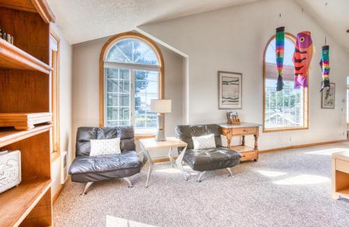 Downtown Cannon Beach Apartment | Beaches Inn | Pelicans View Cottage